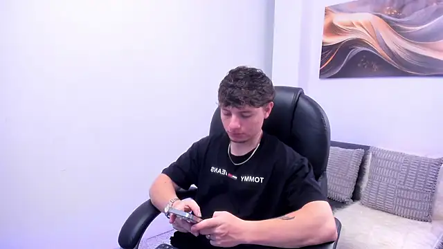 Snapshot of Leoo_Miller chatting on November 28, 4:01 am Leoo Miller online show from November 28, 4:01 am