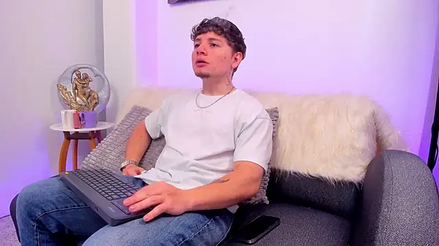 Snapshot of Leoo_Miller chatting on November 30, 4:24 am Leoo Miller online show from November 30, 4:24 am