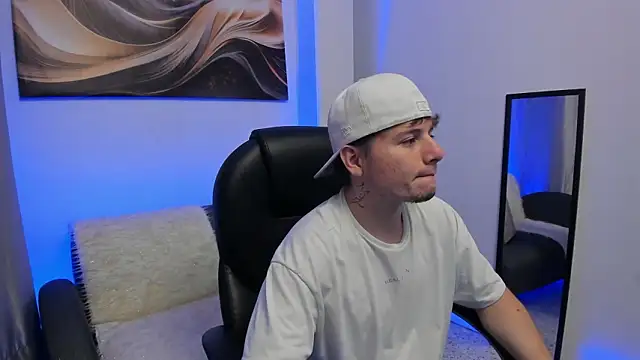 Snapshot of Leoo_Miller chatting on February 13, 4:12 am Leoo Miller online show from February 13, 4:12 am