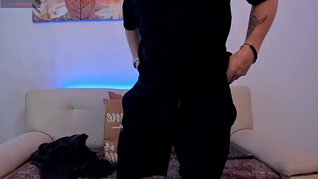 Snapshot of Leoo_Miller chatting on October 21, 8:19 pm Leoo Miller online show from October 21, 8:19 pm