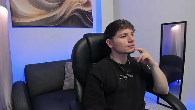 Snapshot of Leoo_Miller chatting on February 14, 4:23 am Leoo Miller online show from February 14, 4:23 am