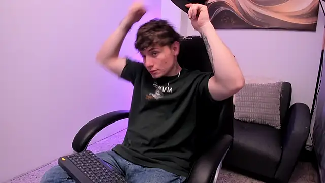 Snapshot of Leoo_Miller chatting on November 14, 11:08 pm Leoo Miller online show from November 14, 11:08 pm