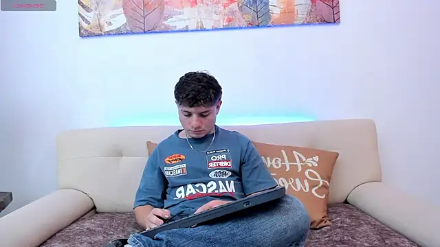 Snapshot of Leoo_Miller chatting on October 30, 8:17 pm Leoo Miller online show from October 30, 8:17 pm