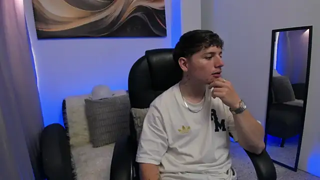 Snapshot of Leoo_Miller chatting on February 6, 4:30 am Leoo Miller online show from February 6, 4:30 am