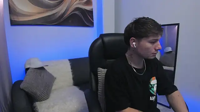 Snapshot of Leoo_Miller chatting on February 7, 4:42 am Leoo Miller online show from February 7, 4:42 am