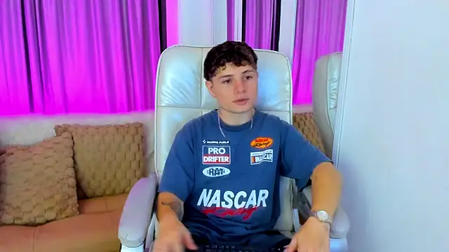 Snapshot of Leoo_Miller chatting on November 4, 4:27 am Leoo Miller online show from November 4, 4:27 am