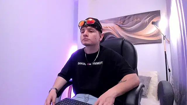 Snapshot of Leoo_Miller chatting on November 19, 4:12 am Leoo Miller online show from November 19, 4:12 am