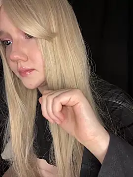 Snapshot of Darling_Bri_ chatting on October 12, 9:32 am Darling Bri online show from October 12, 9:32 am
