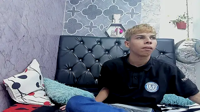 sexyboys cutex18 online show from March 31, 6:32 pm