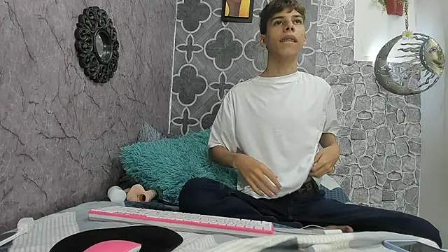 sexyboys cutex18 online show from December 22, 7:58 pm