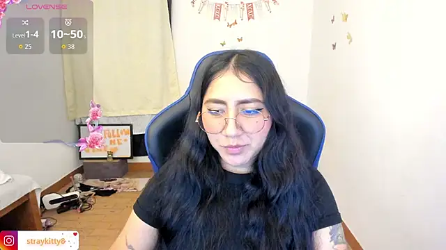 Snapshot of LoveLyy- chatting on June 23, 3:26 am LoveLyy- online show from June 23, 3:26 am