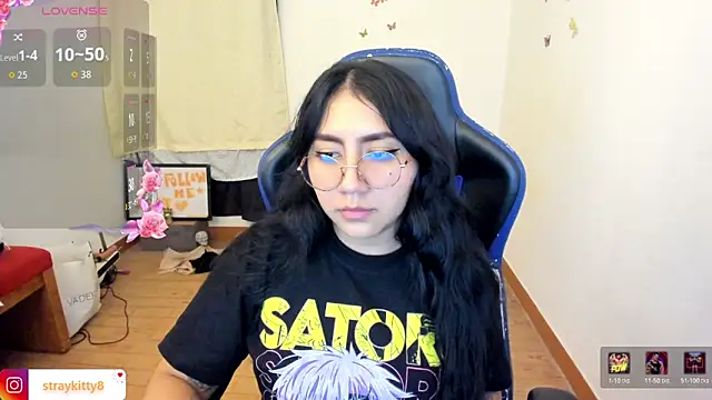 Snapshot of LoveLyy- chatting on January 18, 3:32 am LoveLyy- online show from January 18, 3:32 am