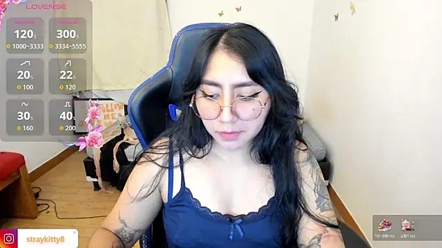 Snapshot of LoveLyy- chatting on December 16, 10:36 pm LoveLyy- online show from December 16, 10:36 pm