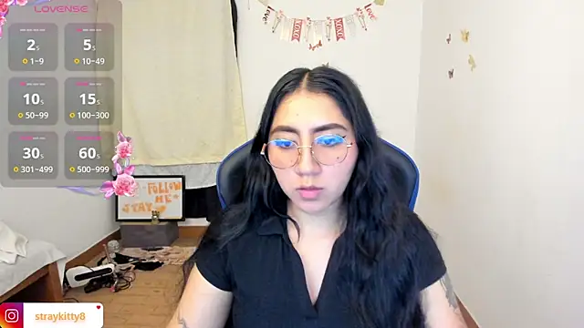Snapshot of LoveLyy- chatting on June 7, 12:05 am LoveLyy- online show from June 7, 12:05 am