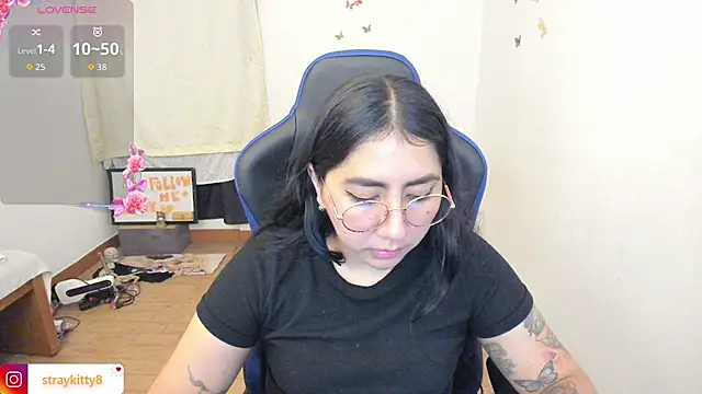 Snapshot of LoveLyy- chatting on July 7, 1:08 am LoveLyy- online show from July 7, 1:08 am