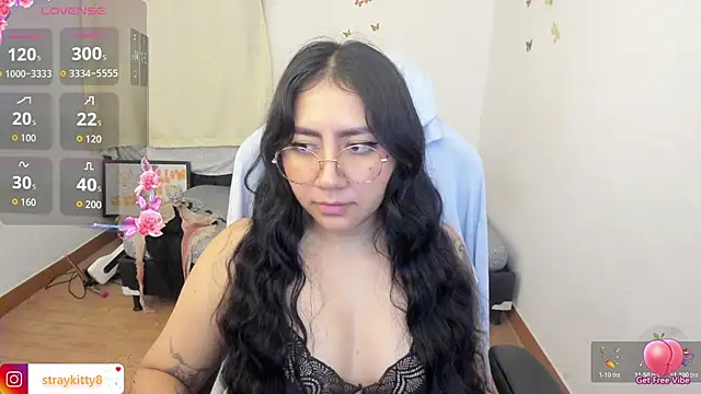 Snapshot of LoveLyy- chatting on October 31, 10:45 am LoveLyy- online show from October 31, 10:45 am