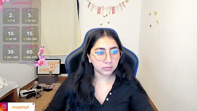 Snapshot of LoveLyy- chatting on June 5, 12:26 am LoveLyy- online show from June 5, 12:26 am