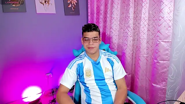 Snapshot of alex_boyy chatting on October 5, 1:07 am alex boyy online show from October 5, 1:07 am