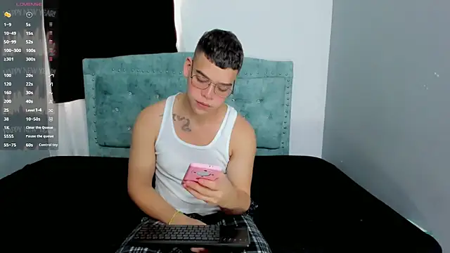 Snapshot of alex_boyy chatting on October 11, 2:40 pm alex boyy online show from October 11, 2:40 pm