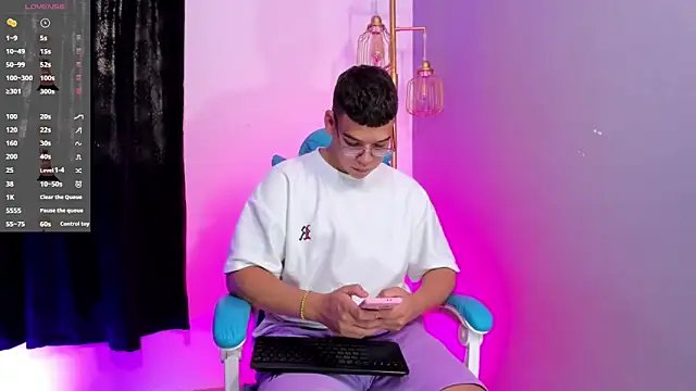 Snapshot of alex_boyy chatting on October 16, 12:46 pm alex boyy online show from October 16, 12:46 pm