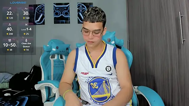 Snapshot of alex_boyy chatting on October 6, 6:36 am alex boyy online show from October 6, 6:36 am