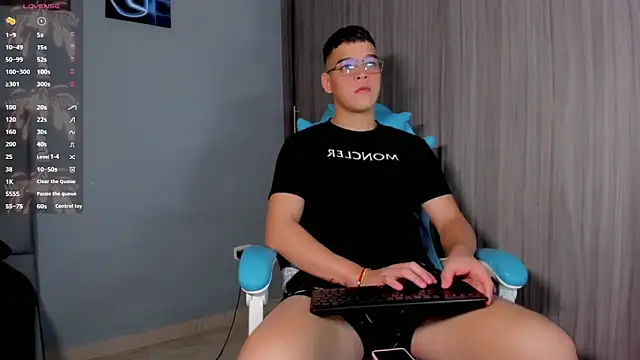 Snapshot of alex_boyy chatting on October 10, 4:46 am alex boyy online show from October 10, 4:46 am