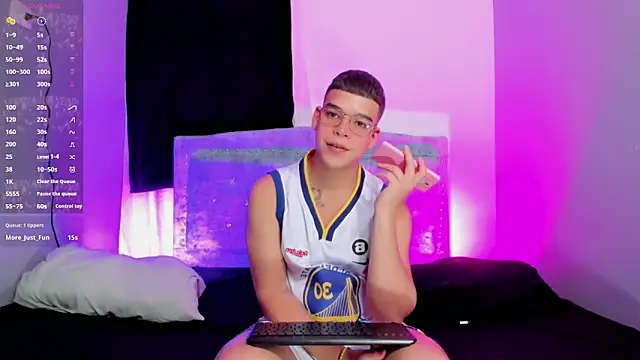 Snapshot of alex_boyy chatting on October 12, 11:11 am alex boyy online show from October 12, 11:11 am