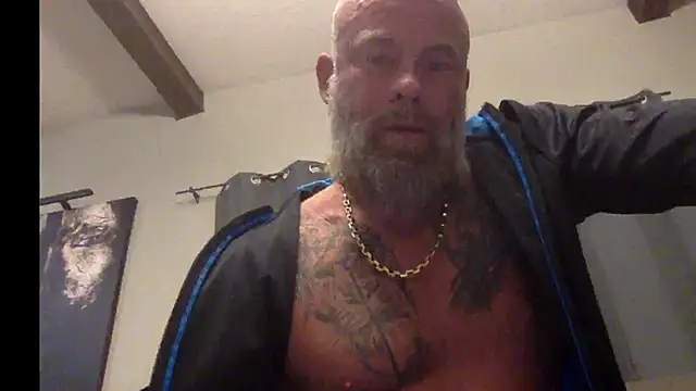 Snapshot of Muscledick40 chatting on October 14, 1:28 am Muscledick40 online show from October 14, 1:28 am