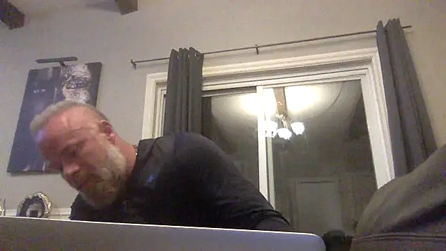 Snapshot of Muscledick40 chatting on April 17, 2:14 am Muscledick40 online show from April 17, 2:14 am
