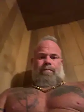 Snapshot of Muscledick40 chatting on February 19, 1:35 am Muscledick40 online show from February 19, 1:35 am