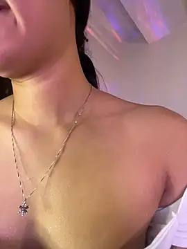 Snapshot of AlannaDollx chatting on November 6, 1:37 pm AlannaDollx online show from November 6, 1:37 pm