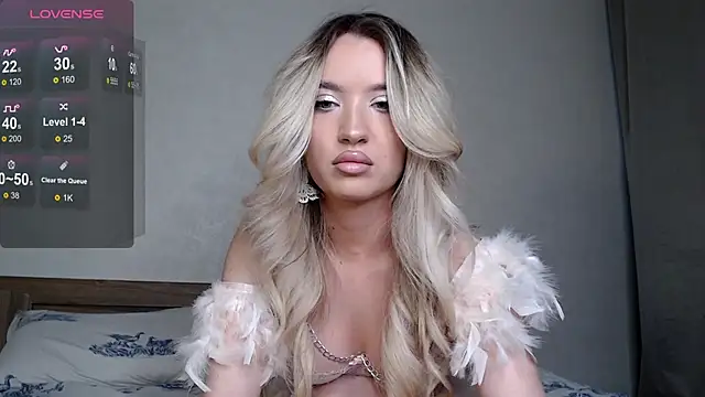 Snapshot of Luna_glamy chatting on October 6, 1:40 am Luna glamy online show from October 6, 1:40 am