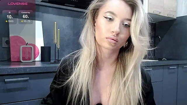 Snapshot of Luna_glamy chatting on October 18, 8:44 pm Luna glamy online show from October 18, 8:44 pm