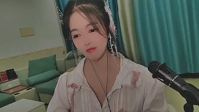 Snapshot of Q_Yumi chatting on October 17, 12:40 pm Q Yumi online show from October 17, 12:40 pm