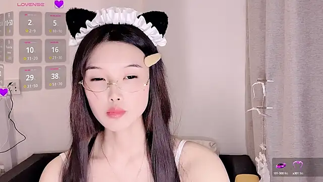 Snapshot of T-TeaR chatting on November 1, 11:04 am T-TeaR online show from November 1, 11:04 am