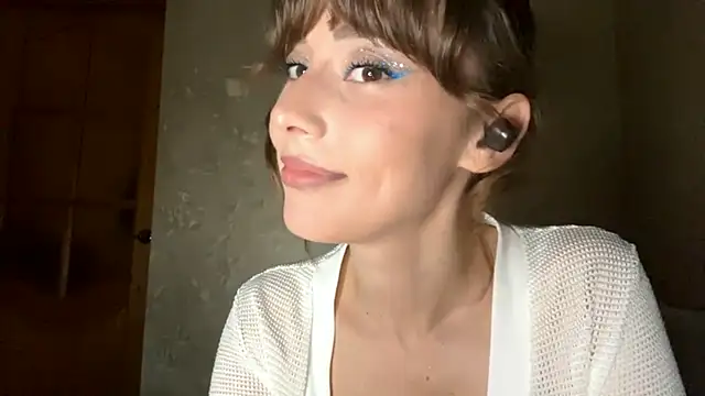 Snapshot of SophieDescoteaux chatting on October 17, 8:32 pm SophieDescoteaux online show from October 17, 8:32 pm