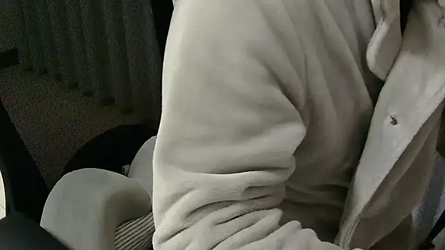 yichengm online show from February 21, 12:40 pm