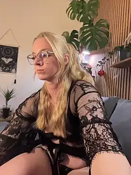 Snapshot of LinaLeana chatting on March 1, 5:57 pm LinaLeana online show from March 1, 5:57 pm