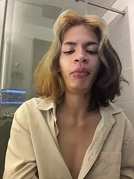 Snapshot of sukulaurens chatting on November 19, 6:35 am sukulaurens online show from November 19, 6:35 am