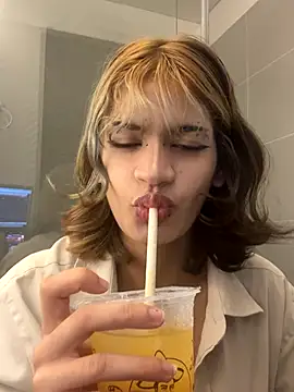 Snapshot of sukulaurens chatting on November 4, 3:32 am sukulaurens online show from November 4, 3:32 am