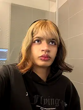 Snapshot of sukulaurens chatting on November 3, 2:50 am sukulaurens online show from November 3, 2:50 am