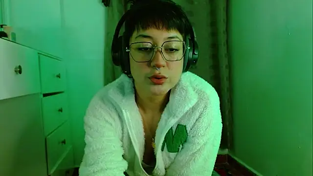 Snapshot of zora_blue777 chatting on October 11, 12:44 am zora blue777 online show from October 11, 12:44 am