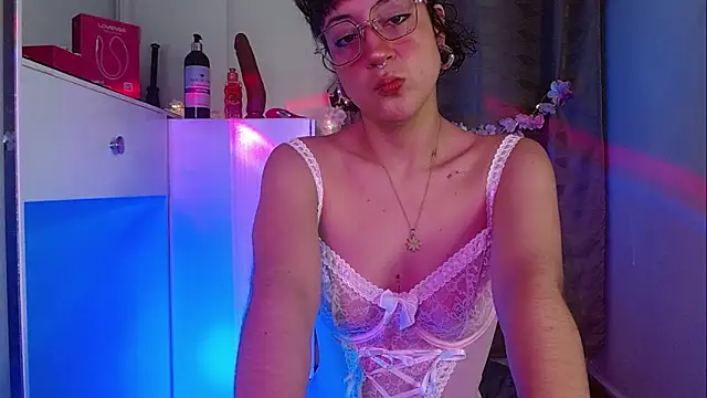 Snapshot of zora_blue777 chatting on October 18, 2:46 am zora blue777 online show from October 18, 2:46 am