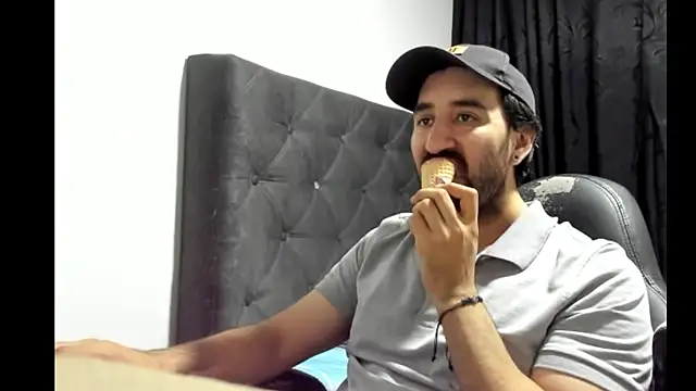 Snapshot of coolfriki chatting on November 10, 4:17 am coolfriki online show from November 10, 4:17 am