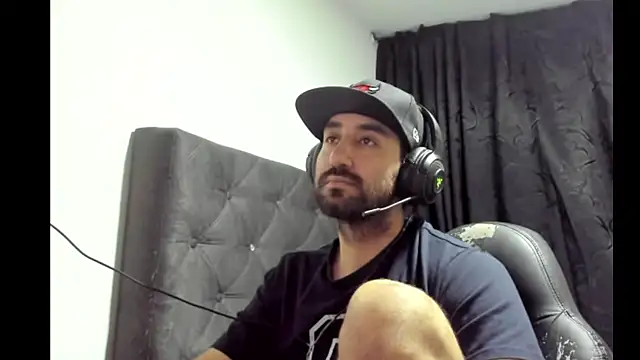 Snapshot of coolfriki chatting on November 9, 2:37 am coolfriki online show from November 9, 2:37 am