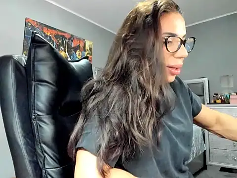 Snapshot of Alesyamuscledoll@xh chatting on November 10, 6:35 pm Alesyamuscledollxh online show from November 10, 6:35 pm