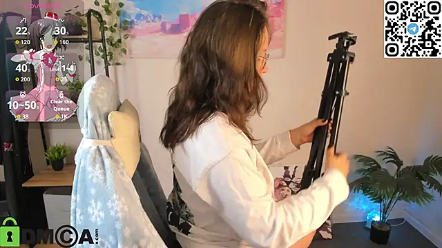 Nuura Moore online show from October 31, 1:13 am