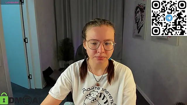 Nuura Moore online show from November 25, 1:17 am