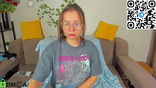 Nuura Moore online show from December 2, 1:06 am