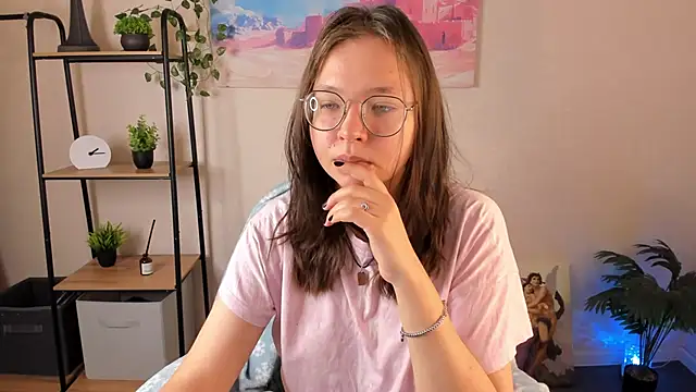 Nuura Moore online show from October 24, 1:15 am